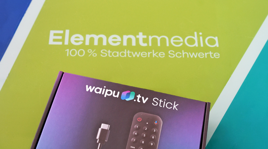 Ein Produktpaket mit einem Waipu.tv Stick liegt auf einem grünen Untergrund mit dem Schriftzug Elementmedia, 100 % Stadtwerke Schwerte